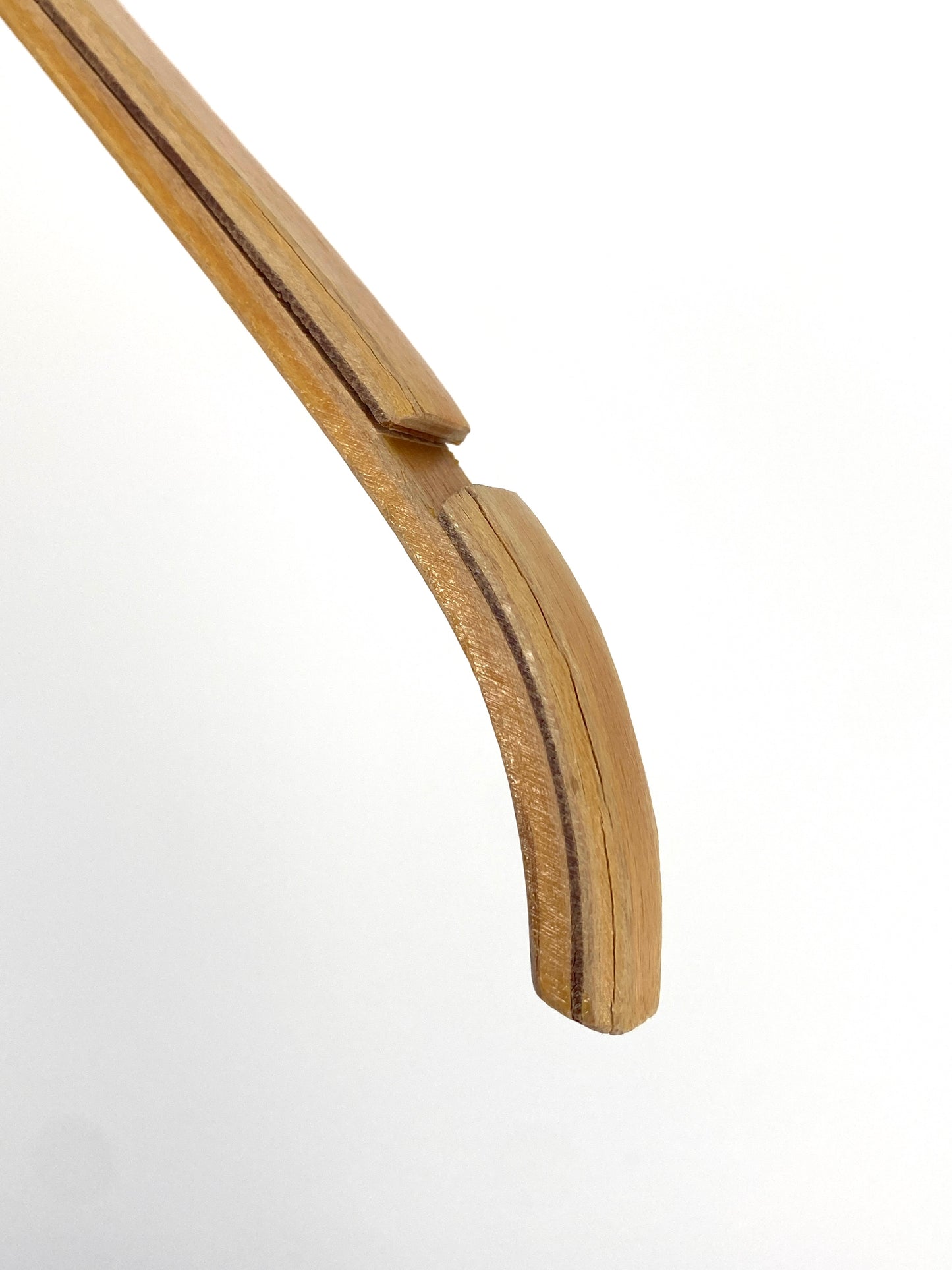 Schlichte Kleiderbügel aus hellem und gedämpftem Schichtholz