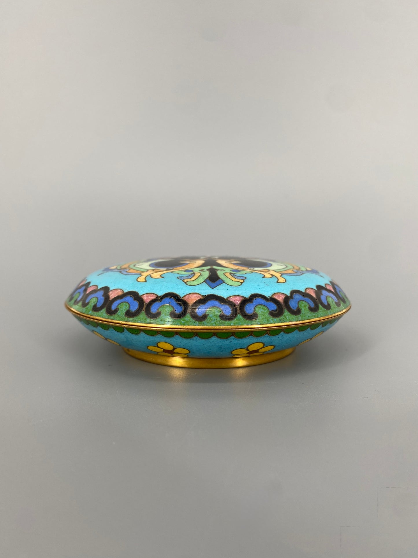 Cloisonné Döschen aus Messing, China, 19 Jh.