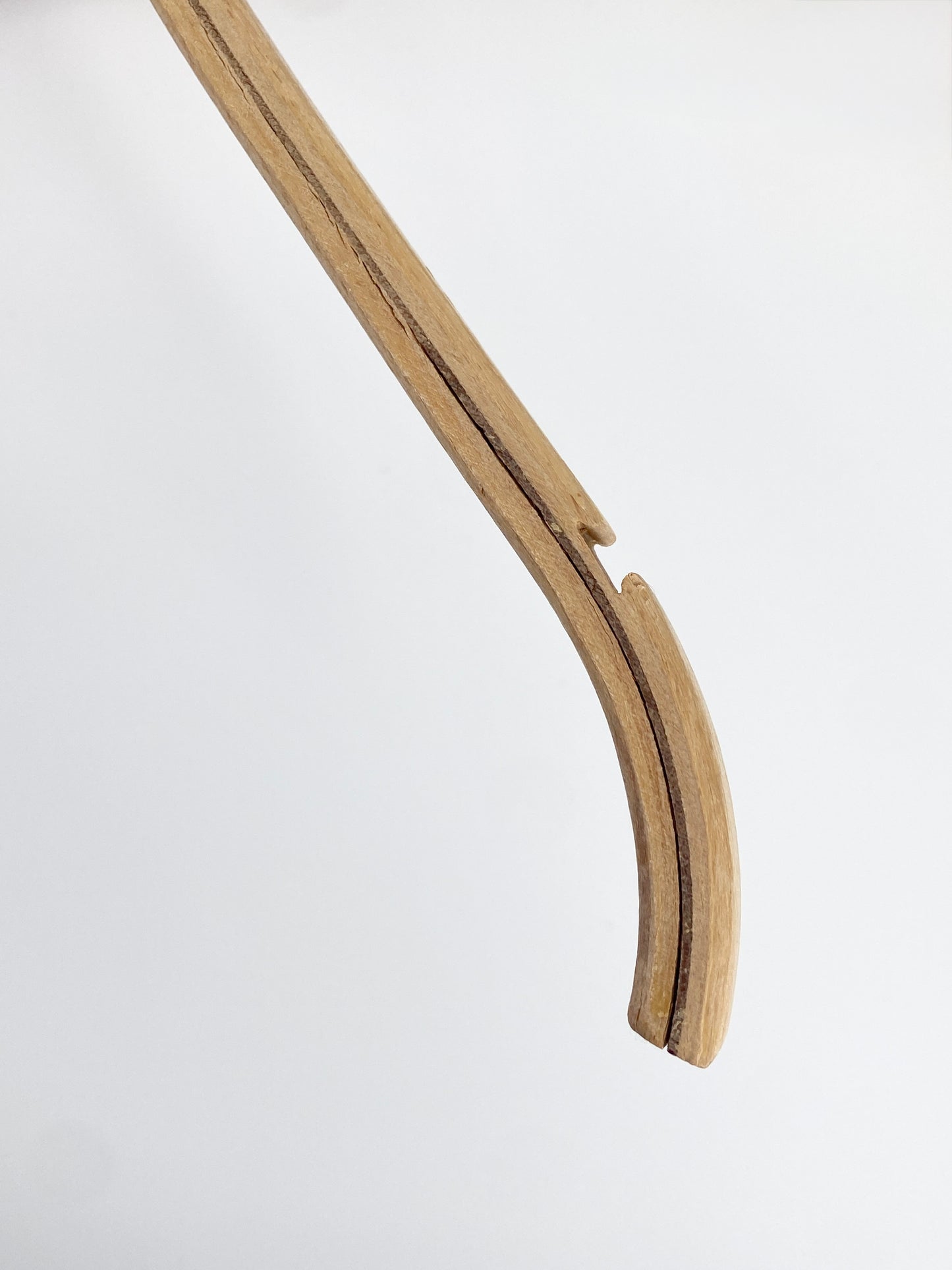 Schlichte Kleiderbügel aus hellem und gedämpftem Schichtholz