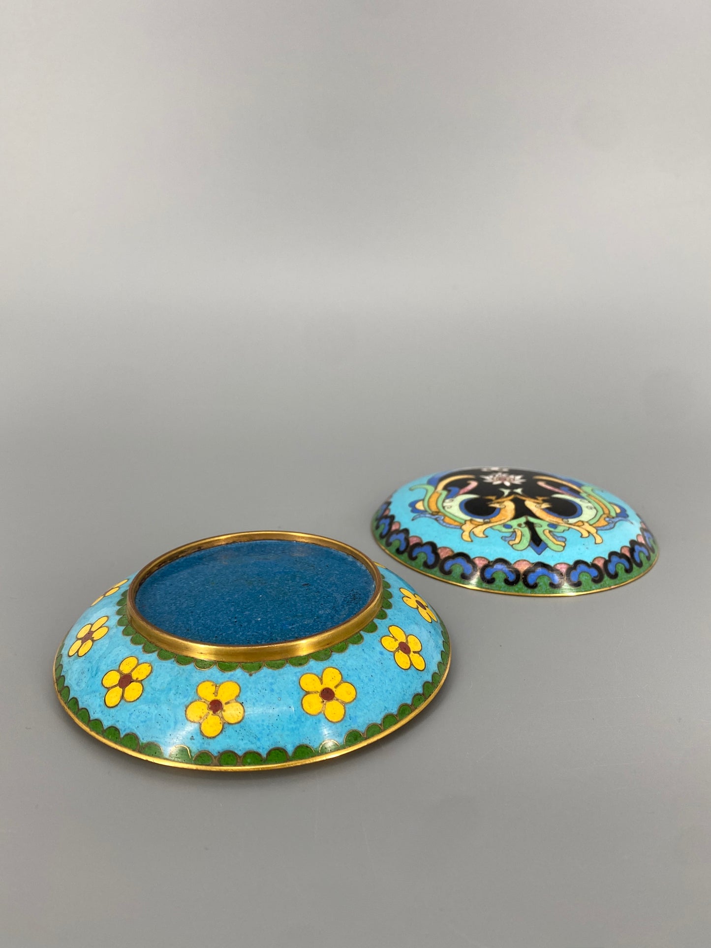 Cloisonné Döschen aus Messing, China, 19 Jh.