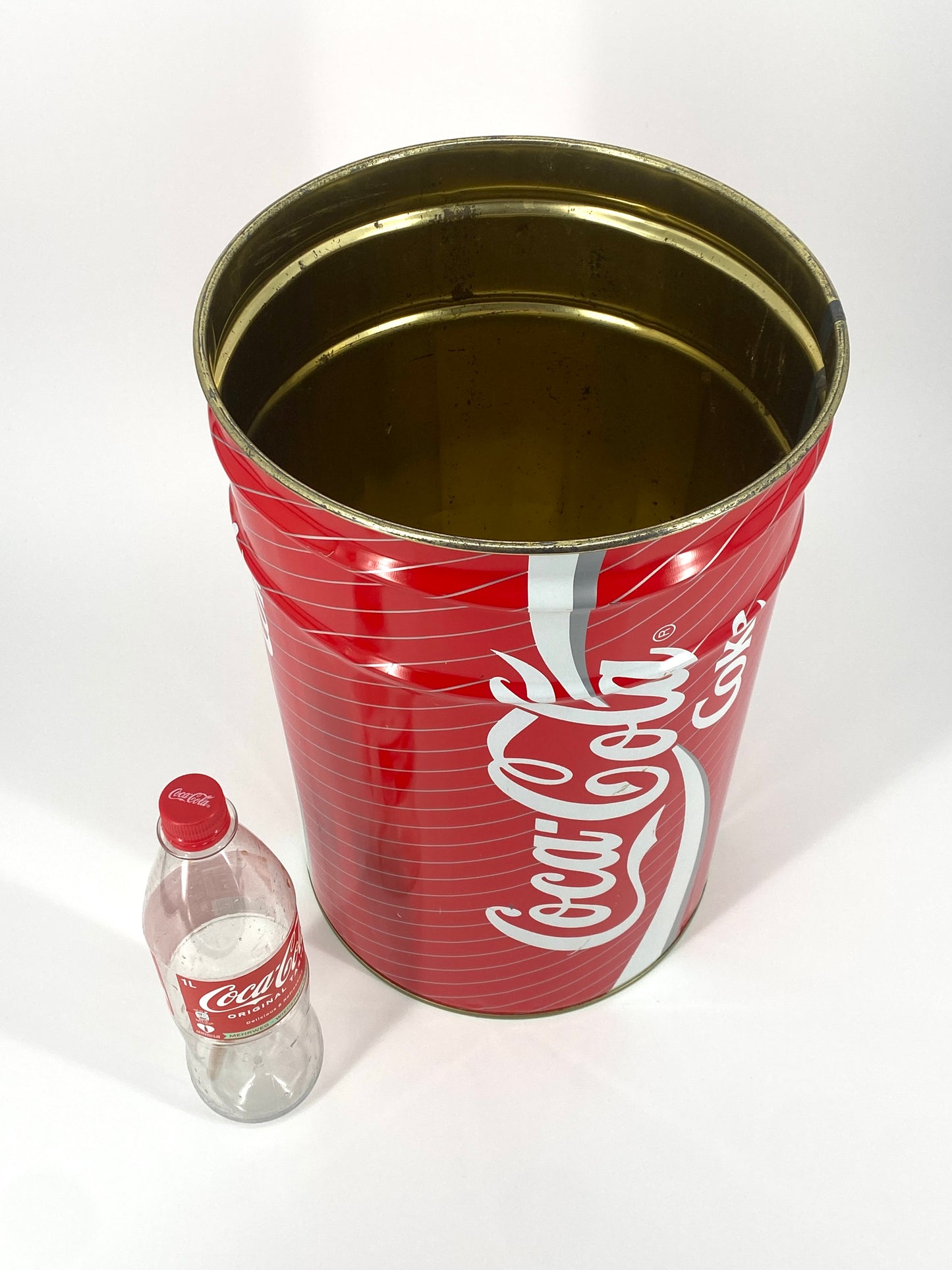 Eimer in Form von einer Coca Cola Dose, ursprünglich Sitzhocker, 90er