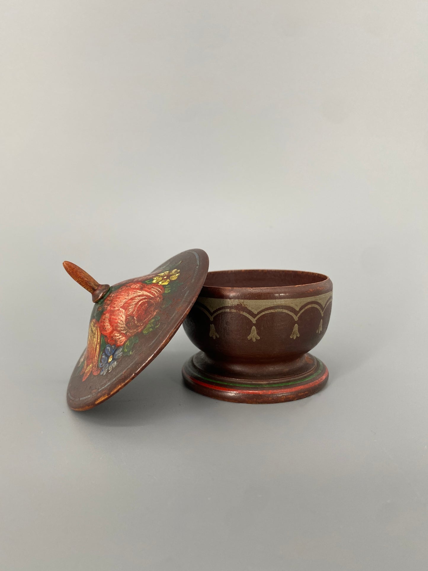 Konvolut aus handbemalten Holzdöschen, 19-20. Jh.