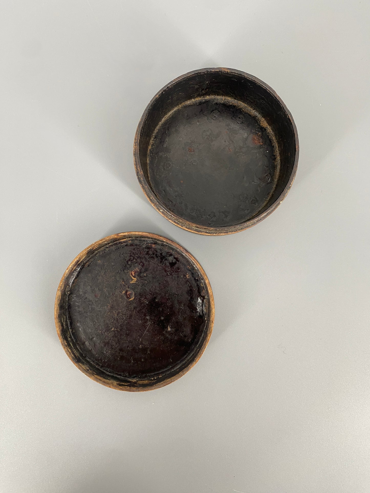 Konvolut aus handbemalten Holzdöschen, 19-20. Jh.