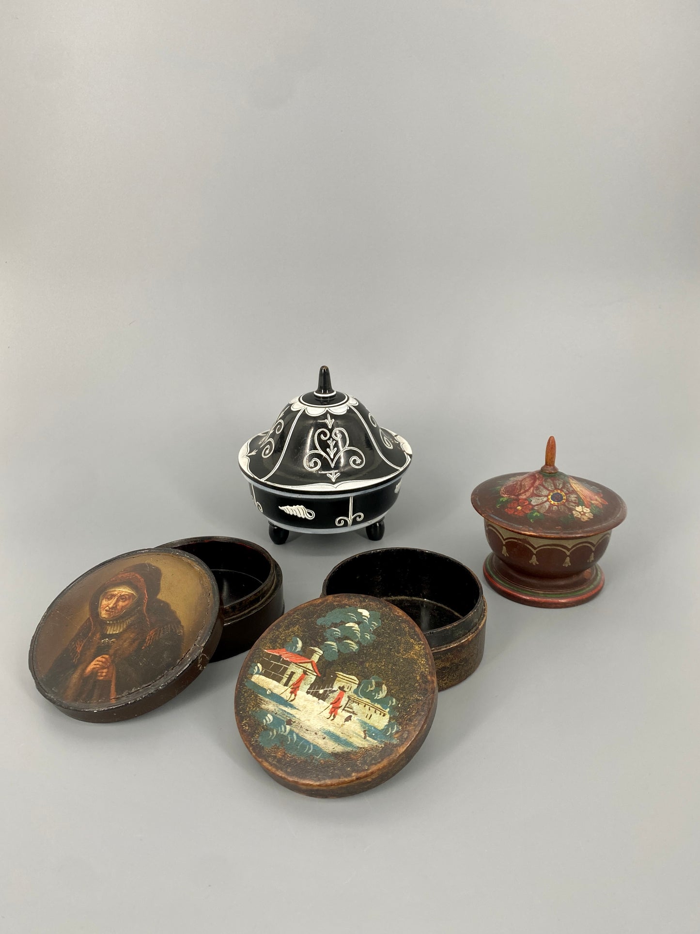 Konvolut aus handbemalten Holzdöschen, 19-20. Jh.