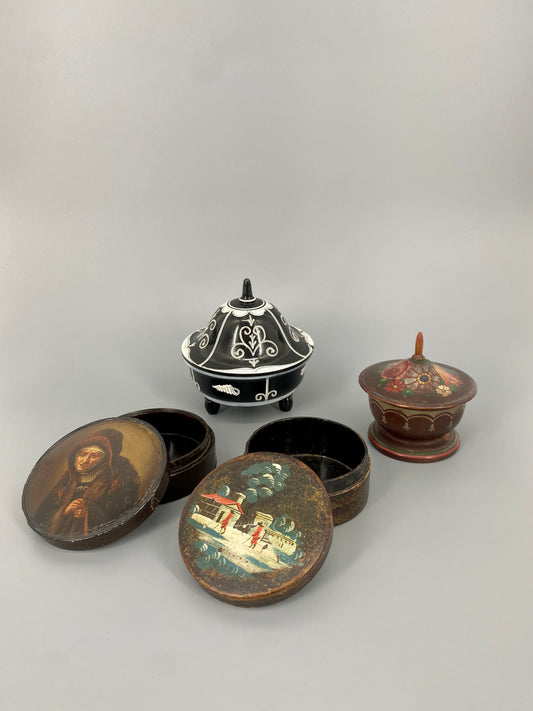 Konvolut aus handbemalten Holzdöschen, 19-20. Jh.