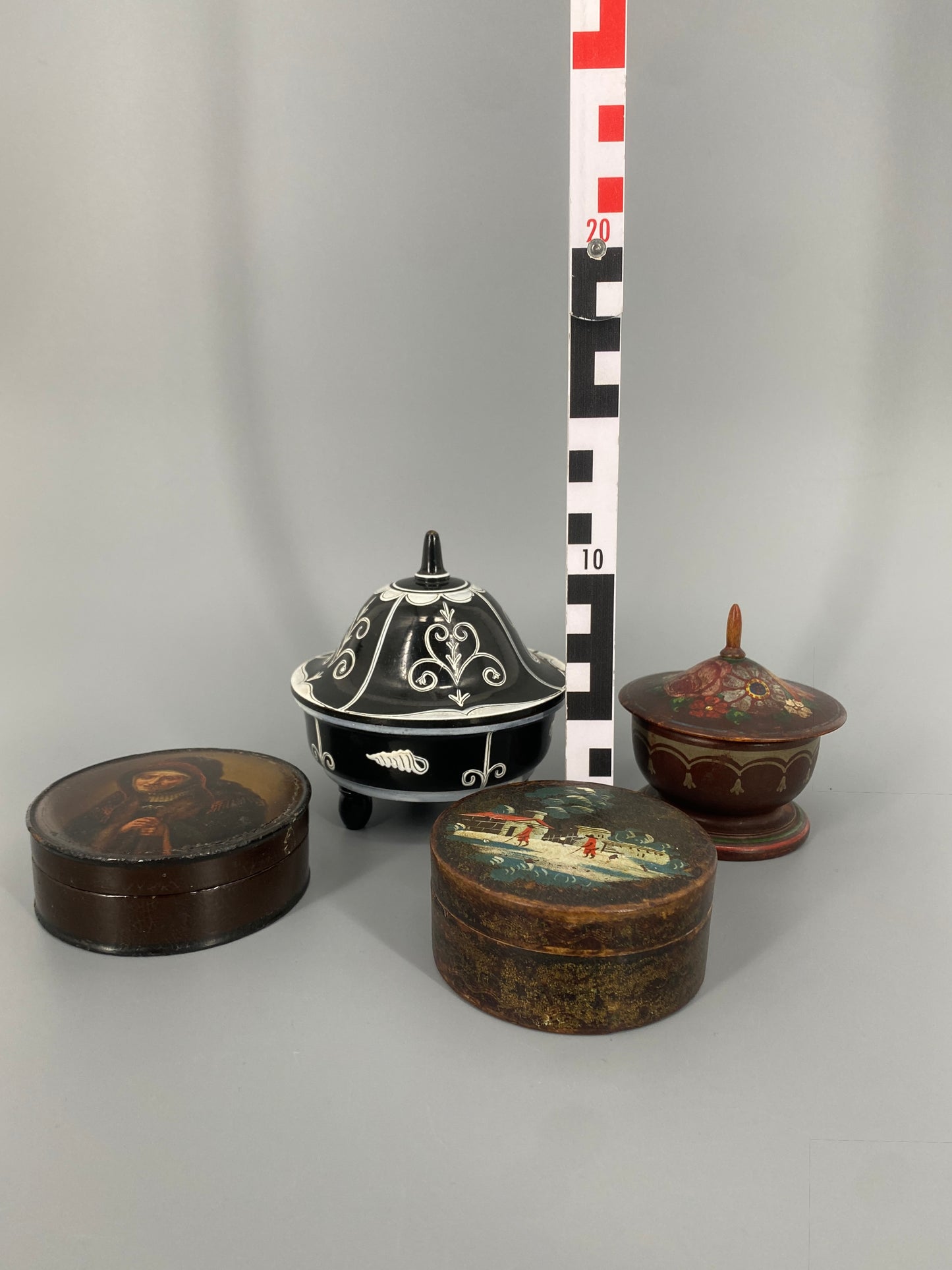 Konvolut aus handbemalten Holzdöschen, 19-20. Jh.