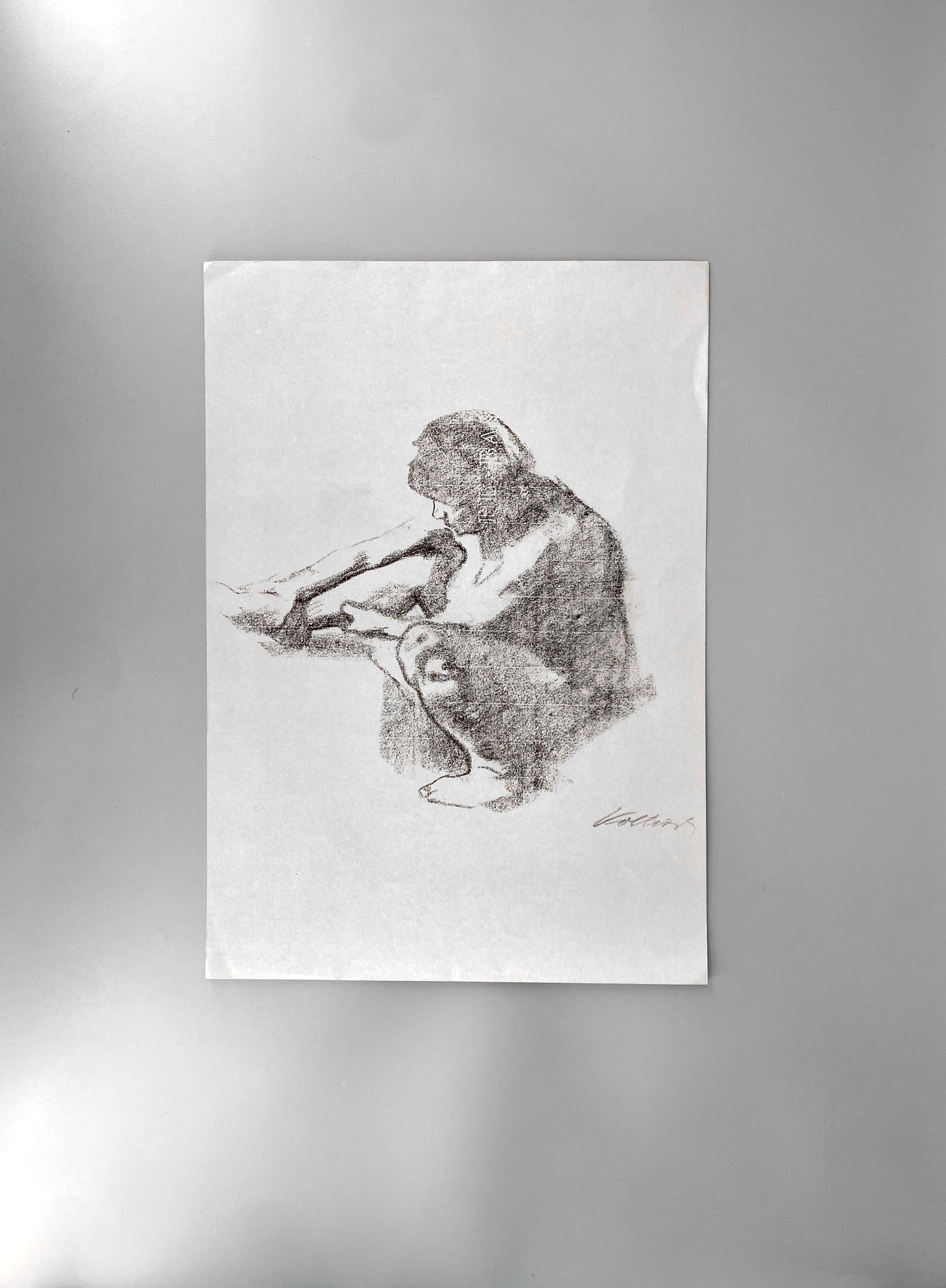 Käthe Kollwitz - Sitzende Frau im Profil, nach links. Kohlezeichnung, Hochwertige Reproduktion