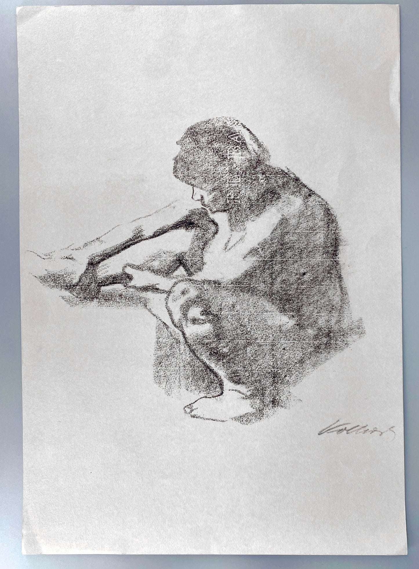 Käthe Kollwitz - Sitzende Frau im Profil, nach links. Kohlezeichnung, Hochwertige Reproduktion