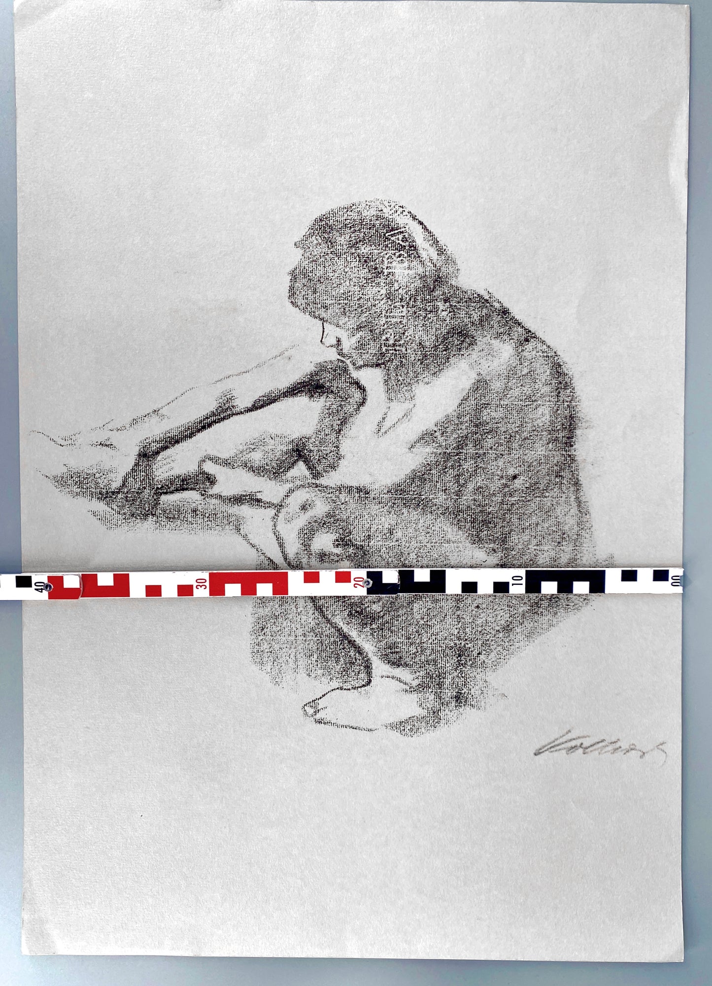 Käthe Kollwitz - Sitzende Frau im Profil, nach links. Kohlezeichnung, Hochwertige Reproduktion