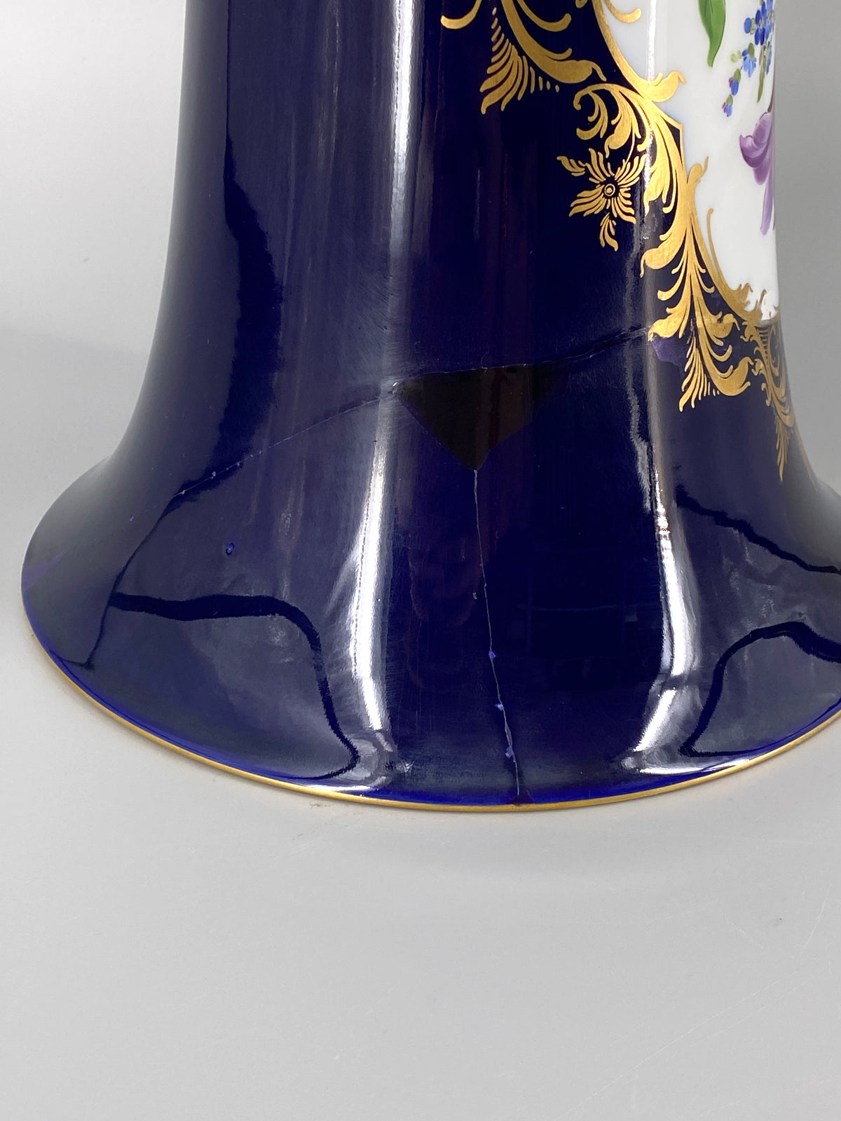große kobaltblaue Meissen Vase aus Porzellan mit Blumenbouquet, 20. Jhd