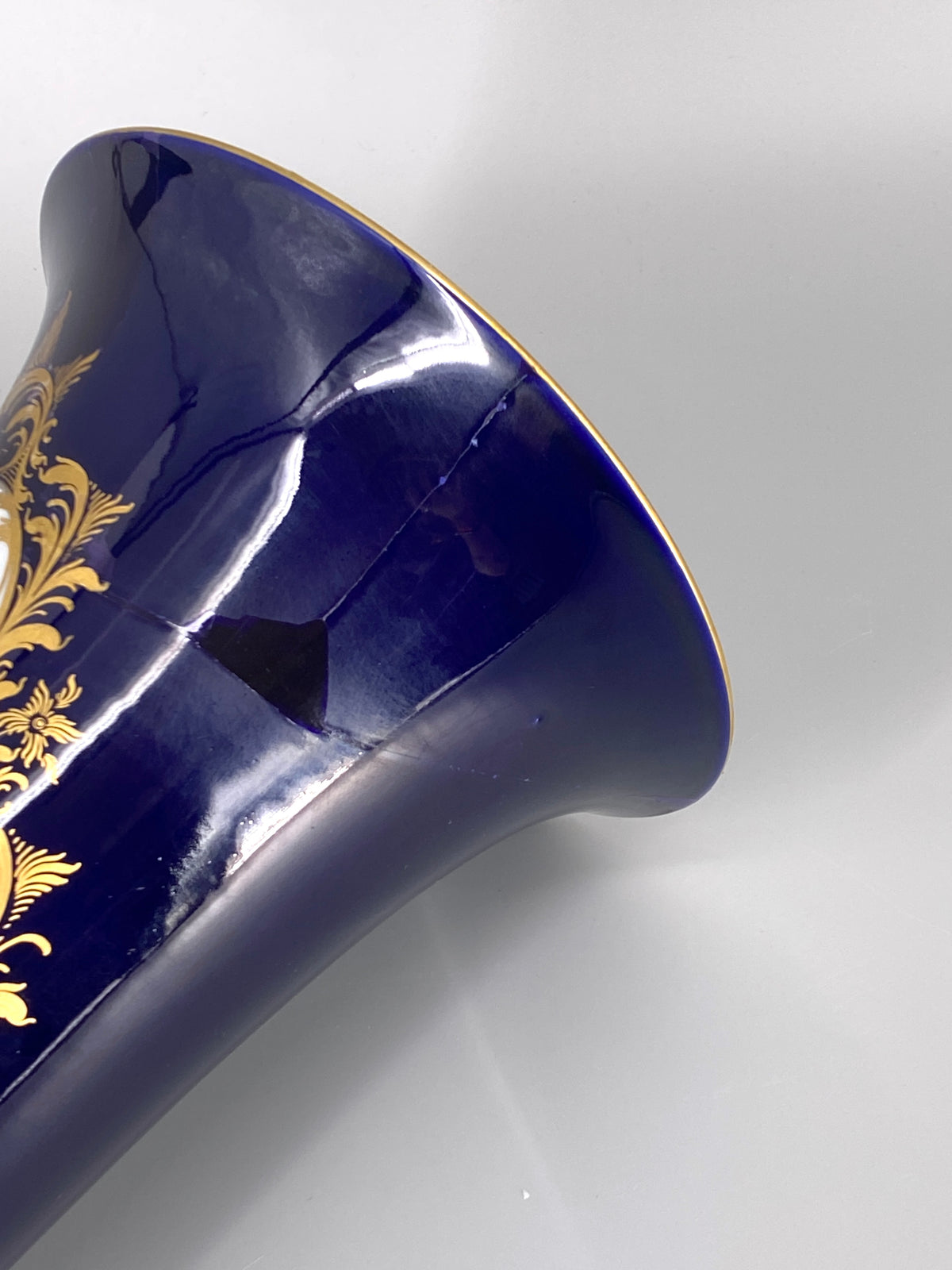 große kobaltblaue Meissen Vase aus Porzellan mit Blumenbouquet, 20. Jhd