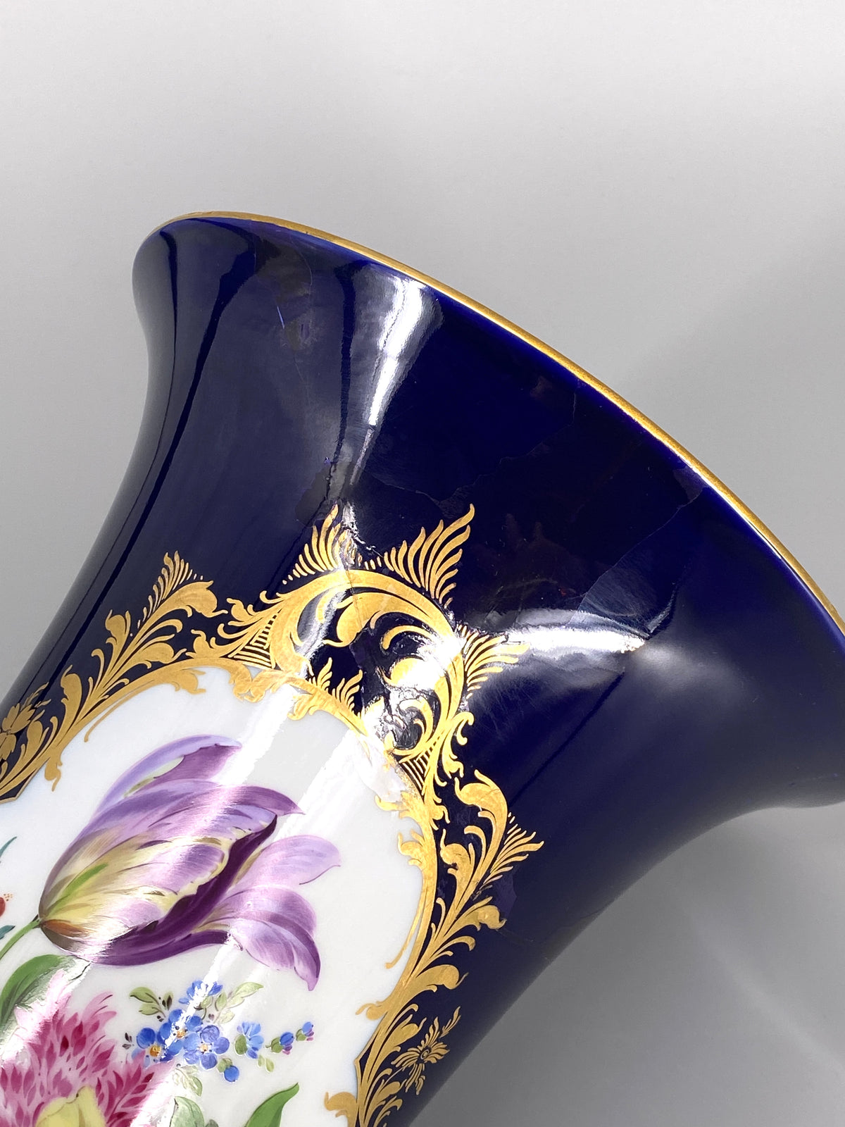 große kobaltblaue Meissen Vase aus Porzellan mit Blumenbouquet, 20. Jhd