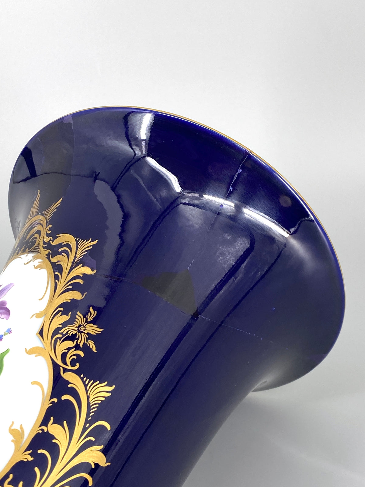 große kobaltblaue Meissen Vase aus Porzellan mit Blumenbouquet, 20. Jhd