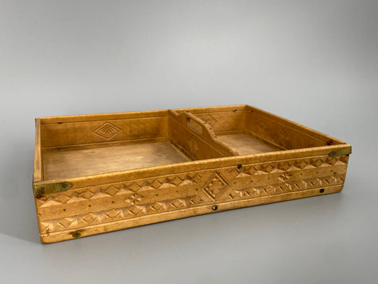 Rustikales Holzkästchen mit Schnitzerein, 1900-1950