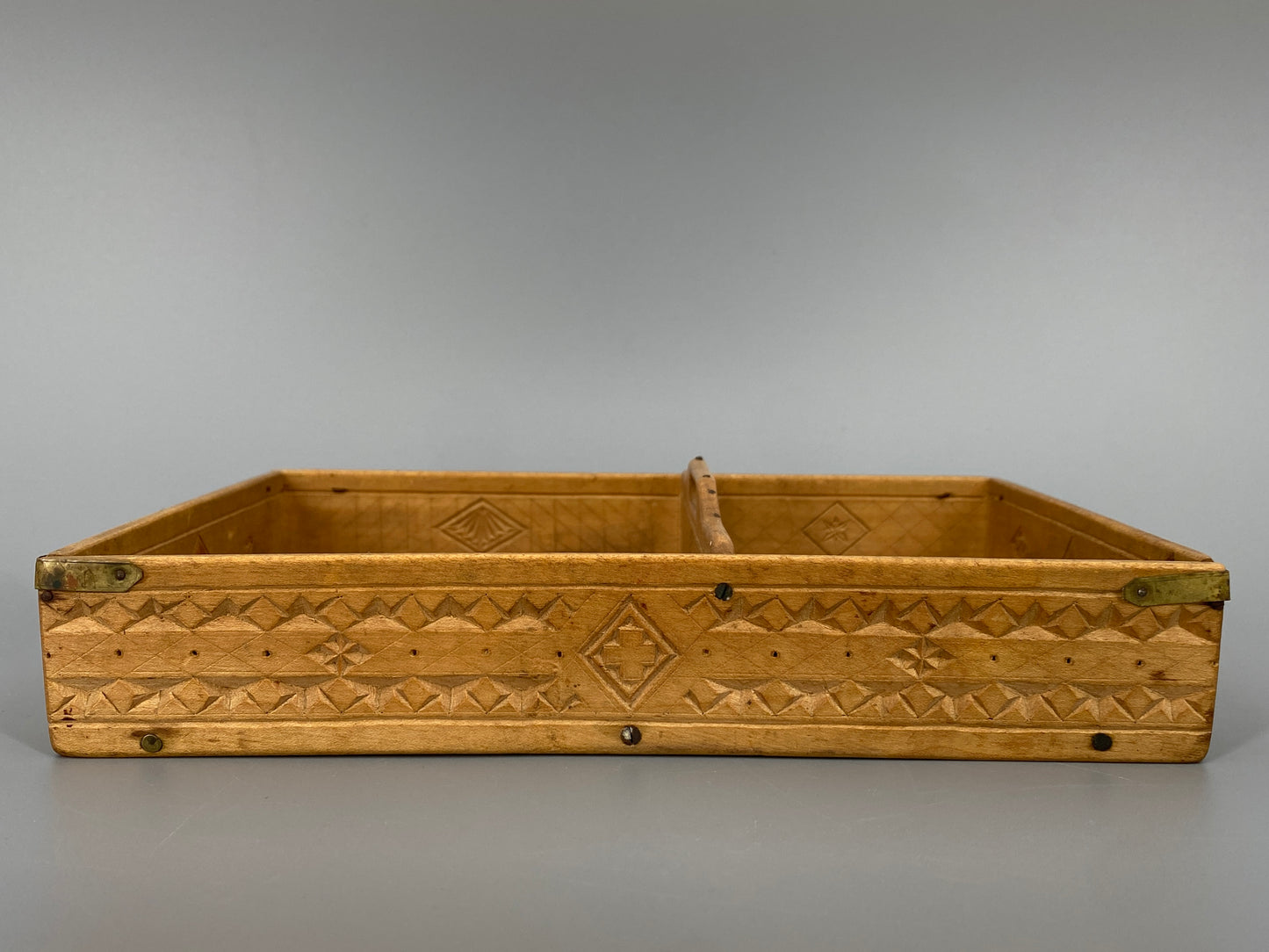 Rustikales Holzkästchen mit Schnitzerein, 1900-1950