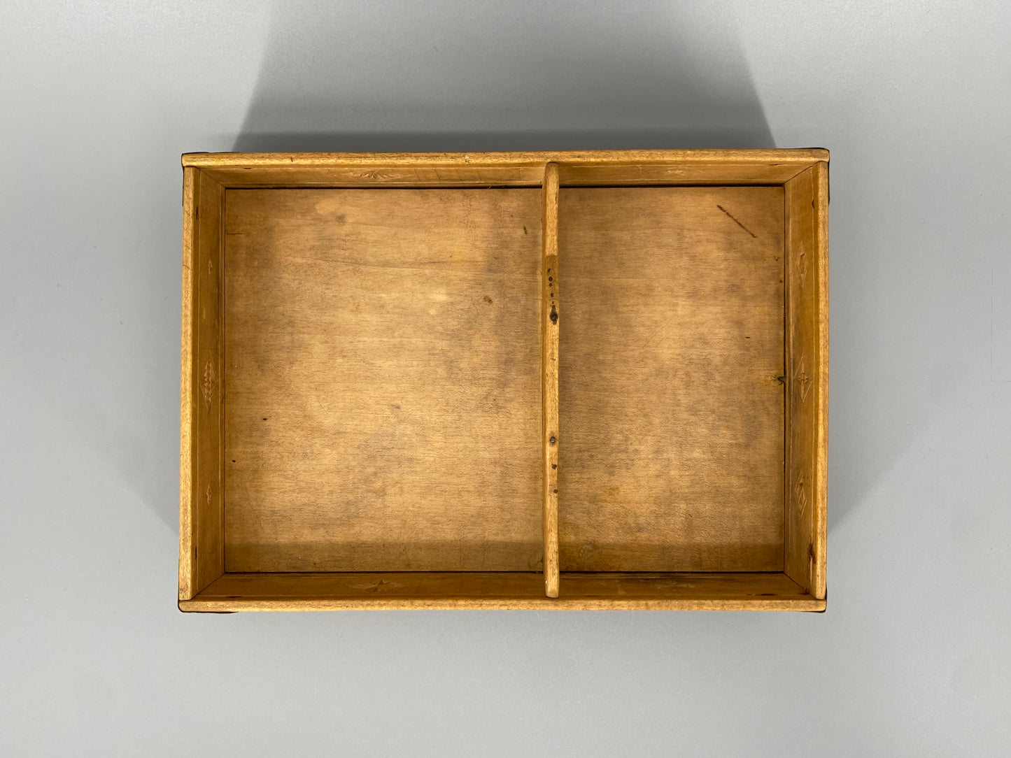 Rustikales Holzkästchen mit Schnitzerein, 1900-1950