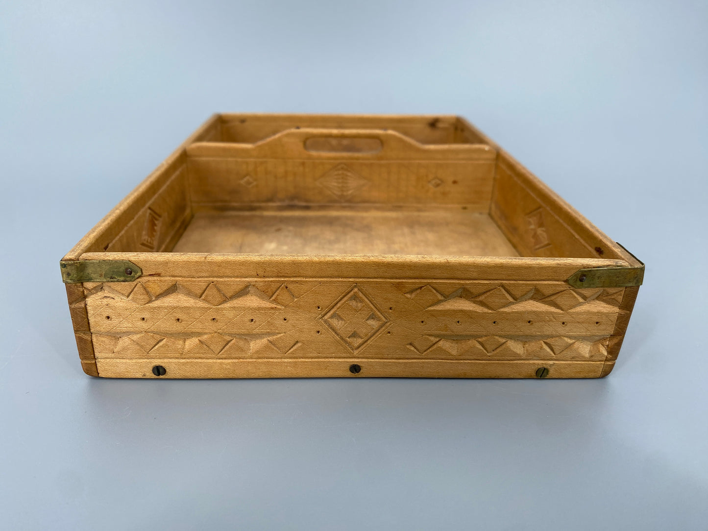 Rustikales Holzkästchen mit Schnitzerein, 1900-1950