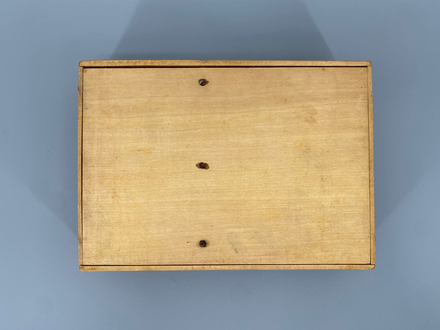 Rustikales Holzkästchen mit Schnitzerein, 1900-1950