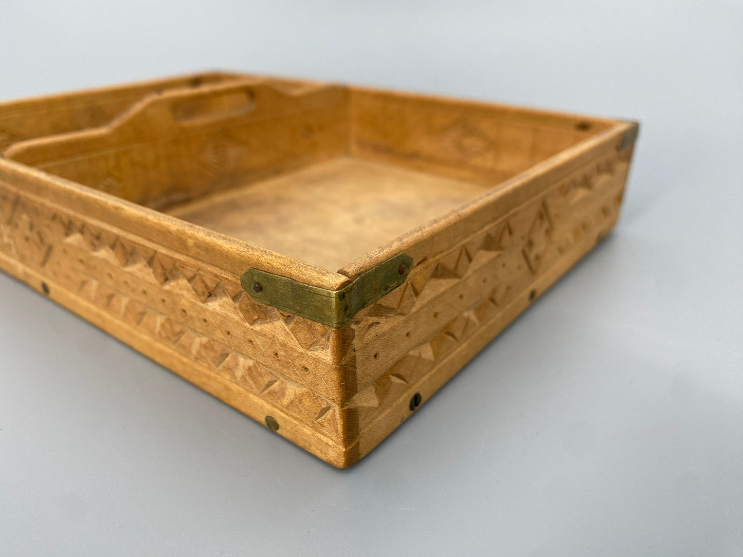 Rustikales Holzkästchen mit Schnitzerein, 1900-1950