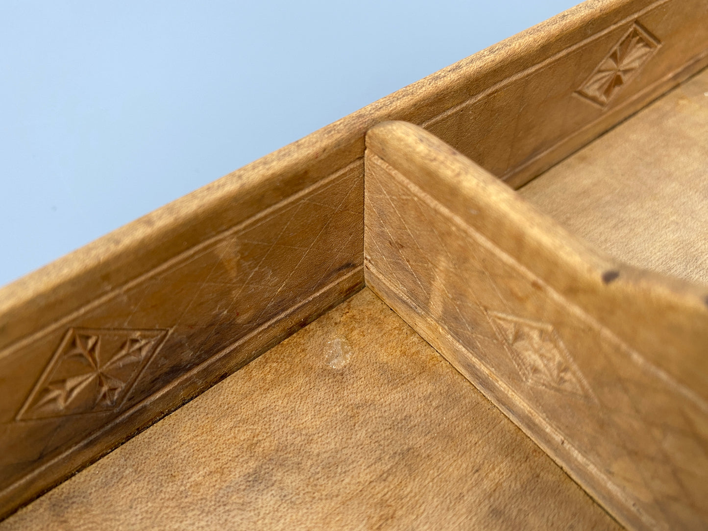 Rustikales Holzkästchen mit Schnitzerein, 1900-1950