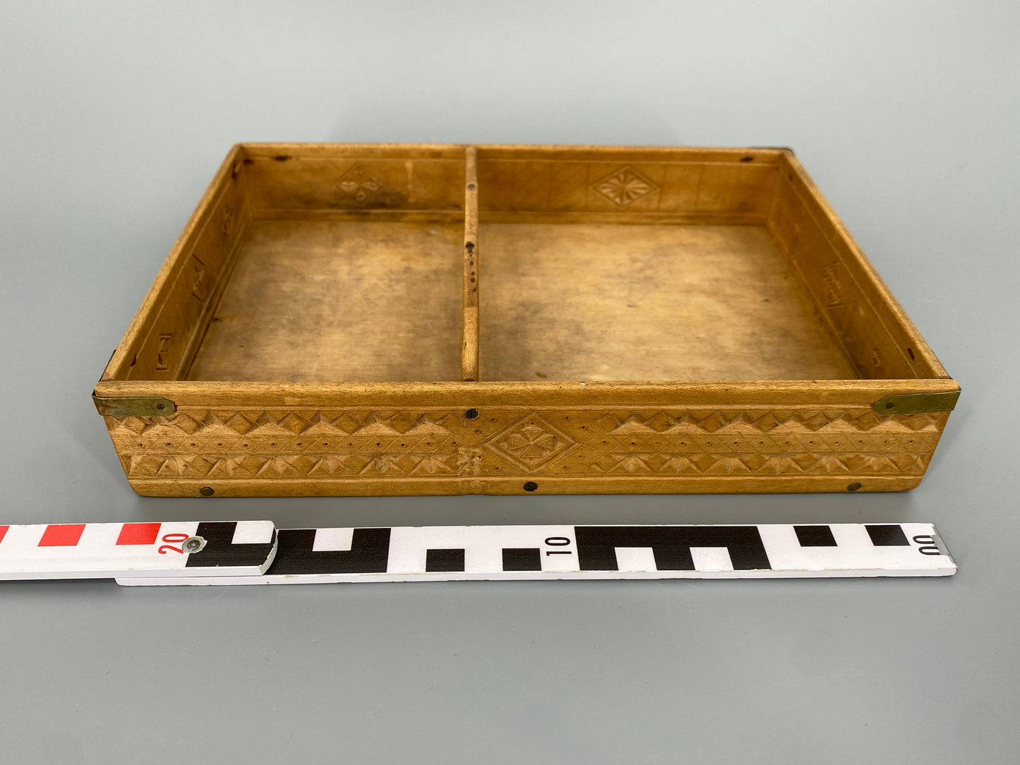 Rustikales Holzkästchen mit Schnitzerein, 1900-1950