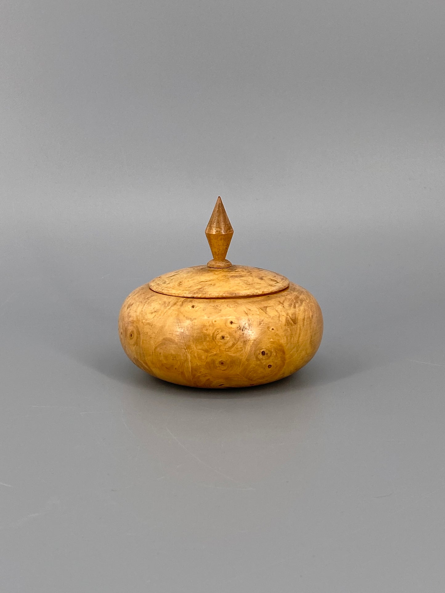 Gedrechselte Holzdose mit schöner Maserung