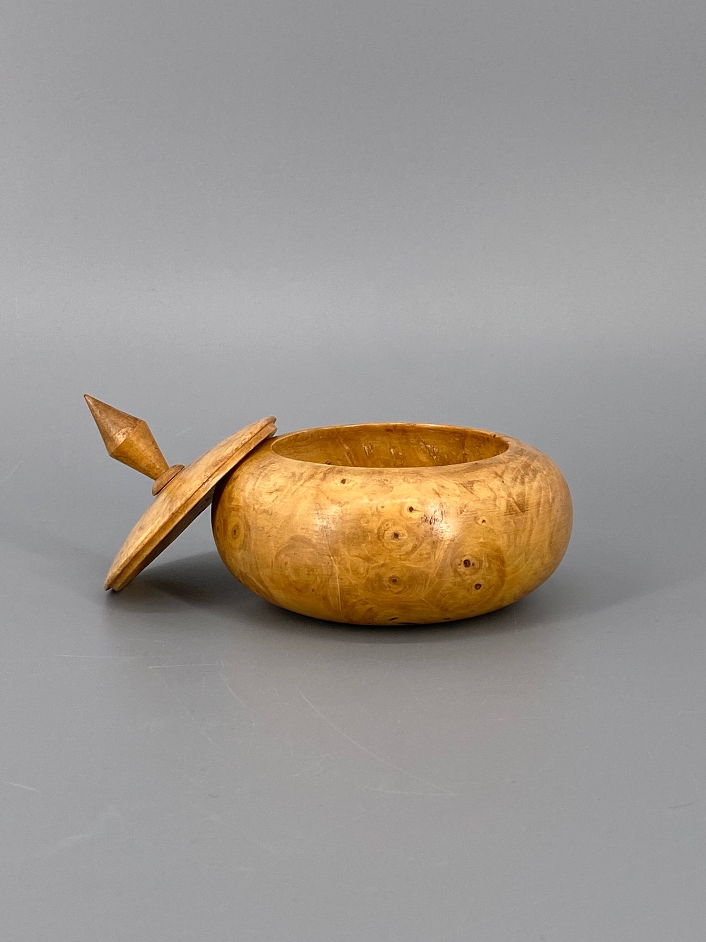 Gedrechselte Holzdose mit schöner Maserung