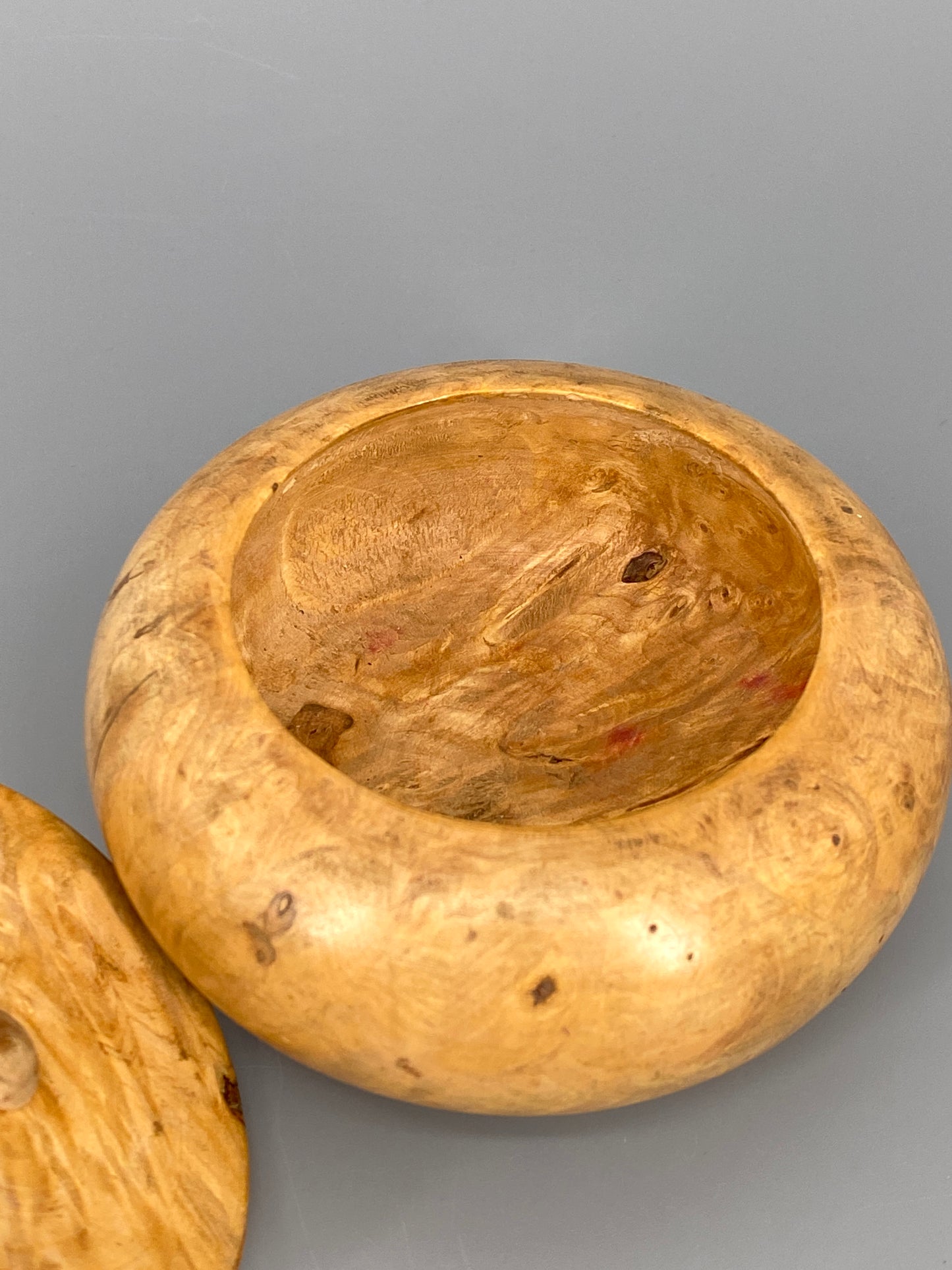 Gedrechselte Holzdose mit schöner Maserung