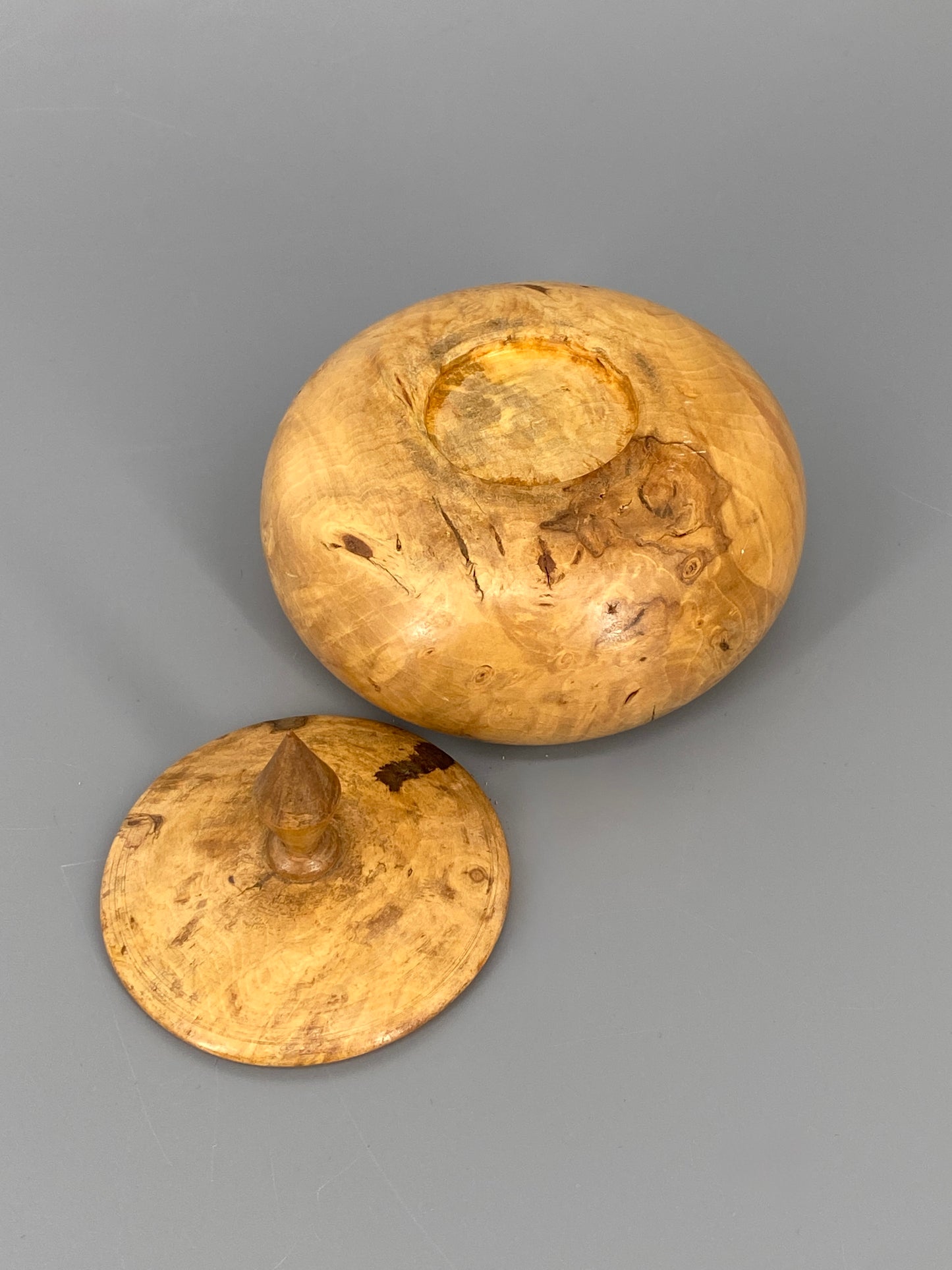 Gedrechselte Holzdose mit schöner Maserung