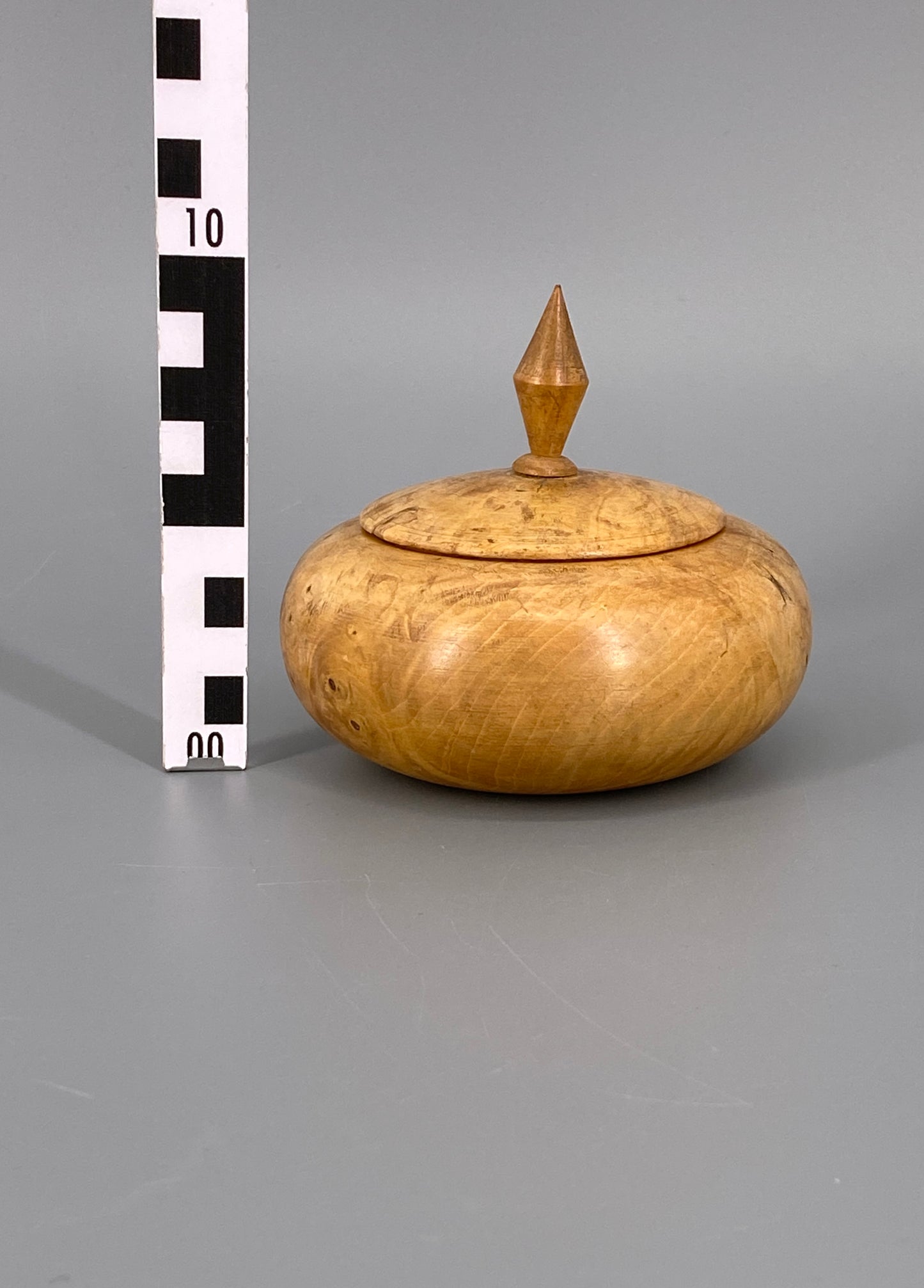 Gedrechselte Holzdose mit schöner Maserung