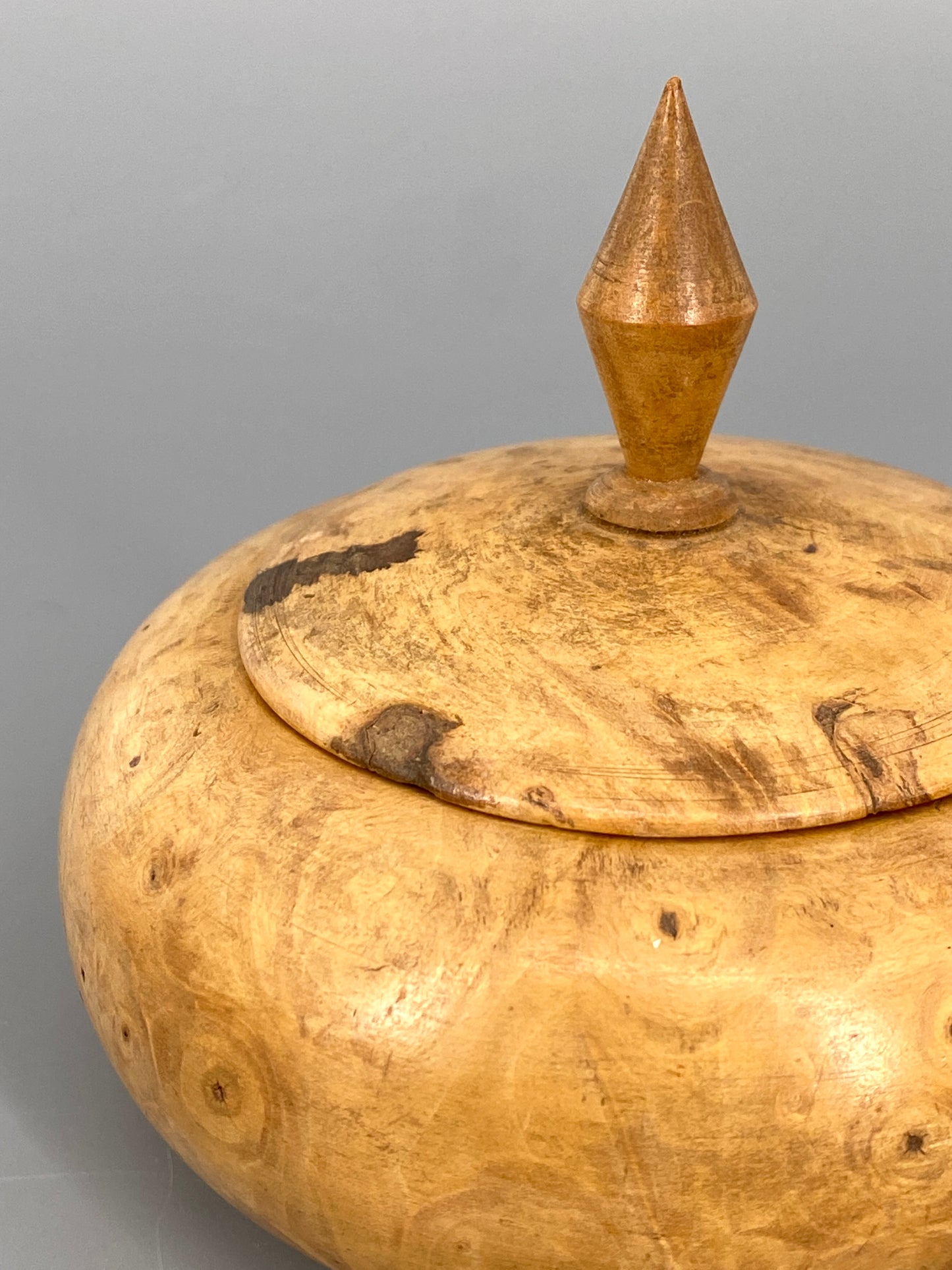 Gedrechselte Holzdose mit schöner Maserung