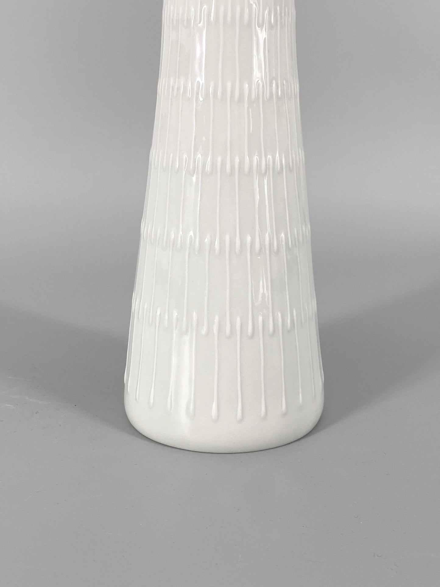 weiße Reliefvase "Apart" von Hans Achtziger für Hutschenreuther, Deutschland, 50er