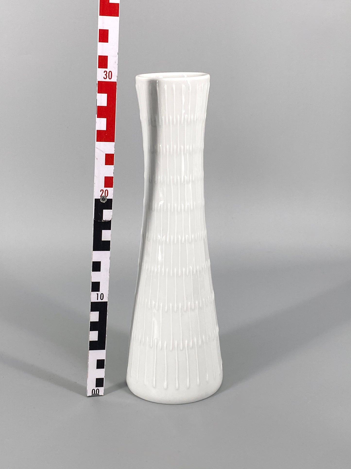 weiße Reliefvase "Apart" von Hans Achtziger für Hutschenreuther, Deutschland, 50er
