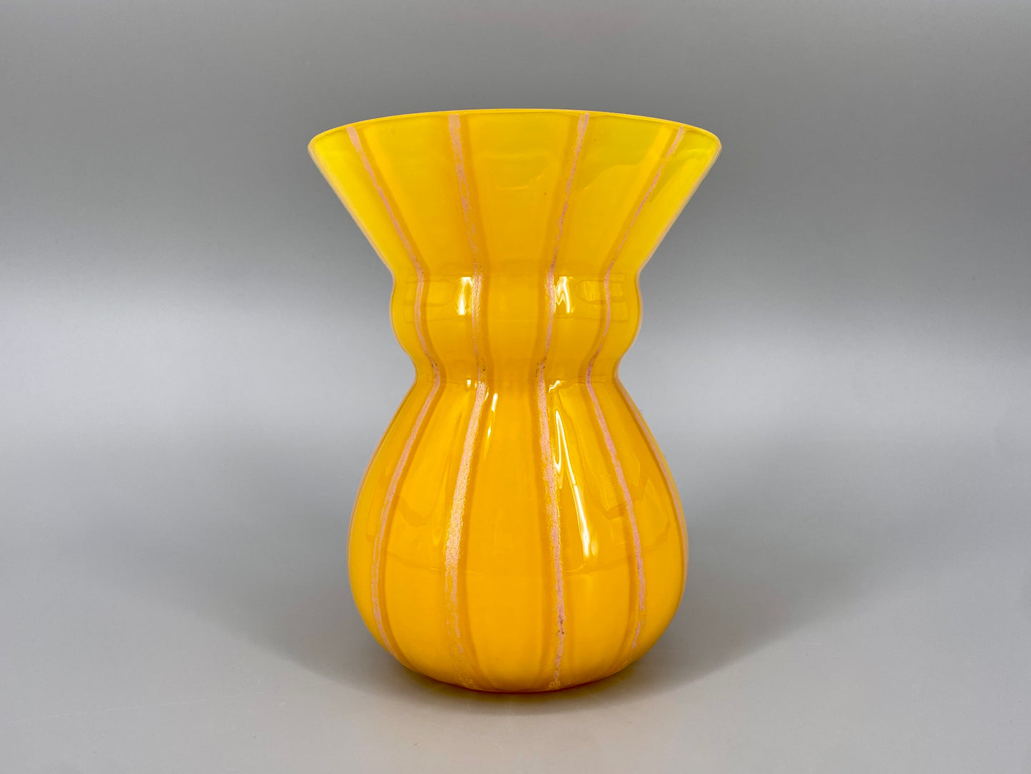Hochwertige gelbe Glasvase mit rosa Streifen, 1920-70er