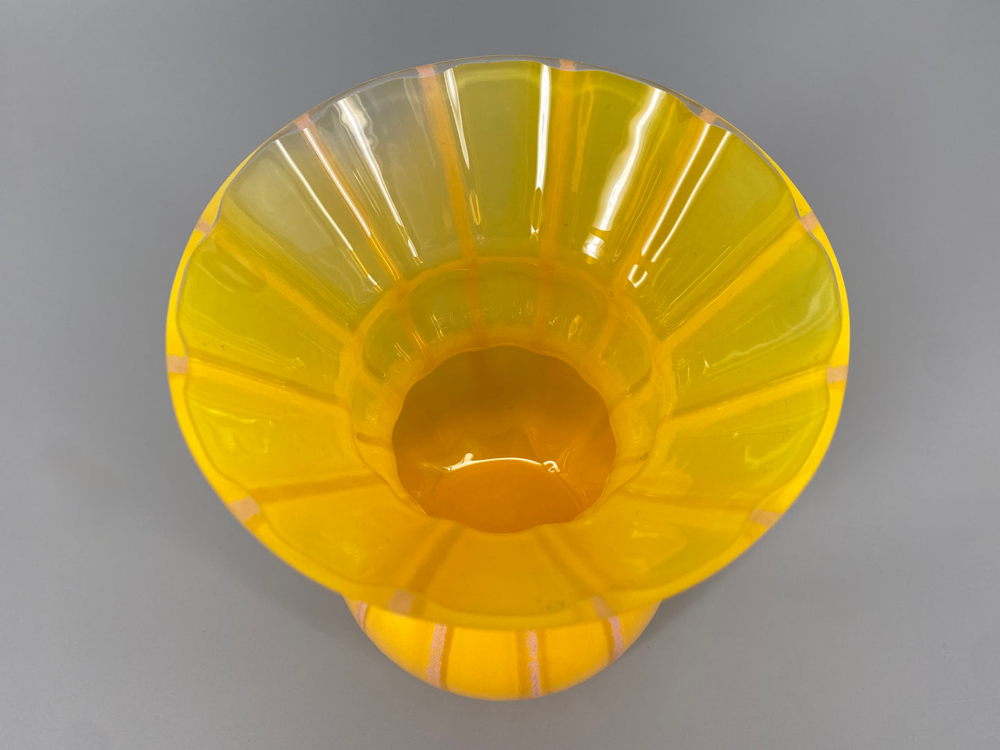 Hochwertige gelbe Glasvase mit rosa Streifen, 1920-70er