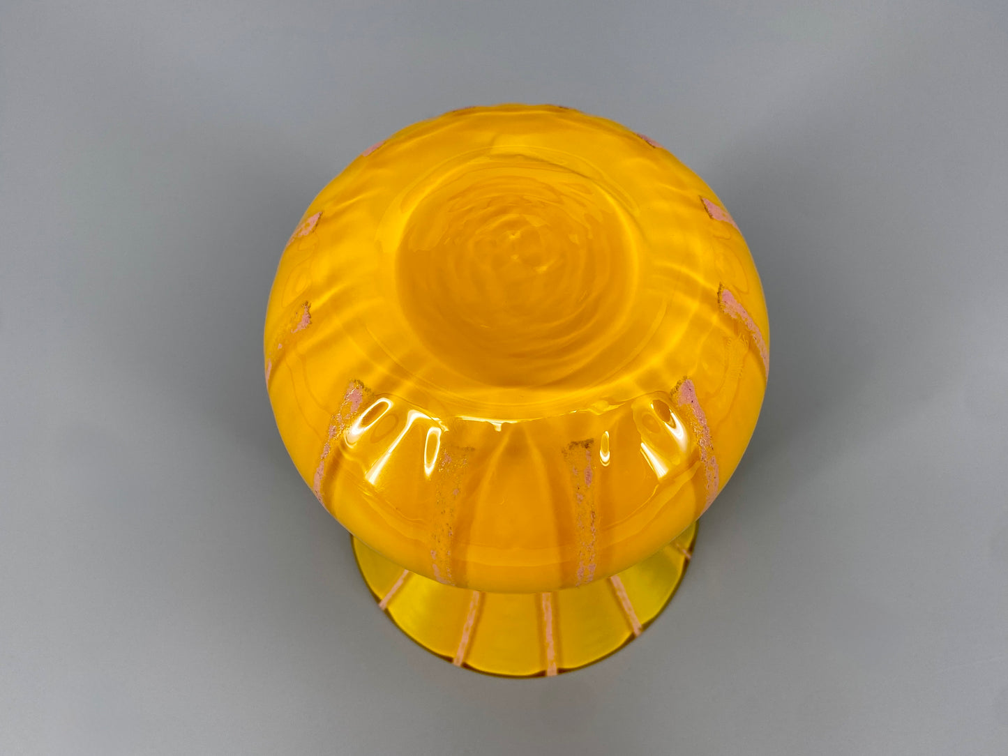 Hochwertige gelbe Glasvase mit rosa Streifen, 1920-70er