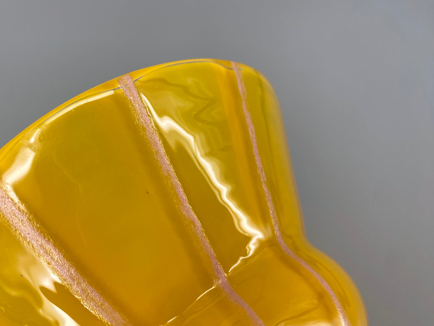 Hochwertige gelbe Glasvase mit rosa Streifen, 1920-70er