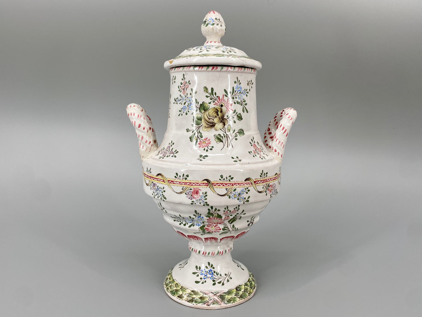 Florale Deckelvase im Rokoko-Stil, Frankreich, um 1900