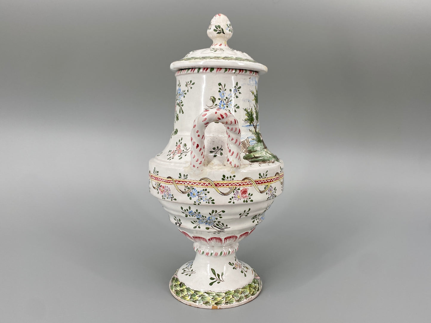 Florale Deckelvase im Rokoko-Stil, Frankreich, um 1900