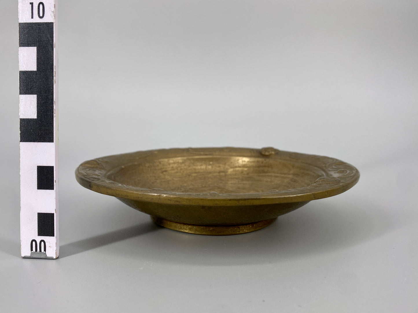 Messingschale mit floralen Ornamenten, 1960er
