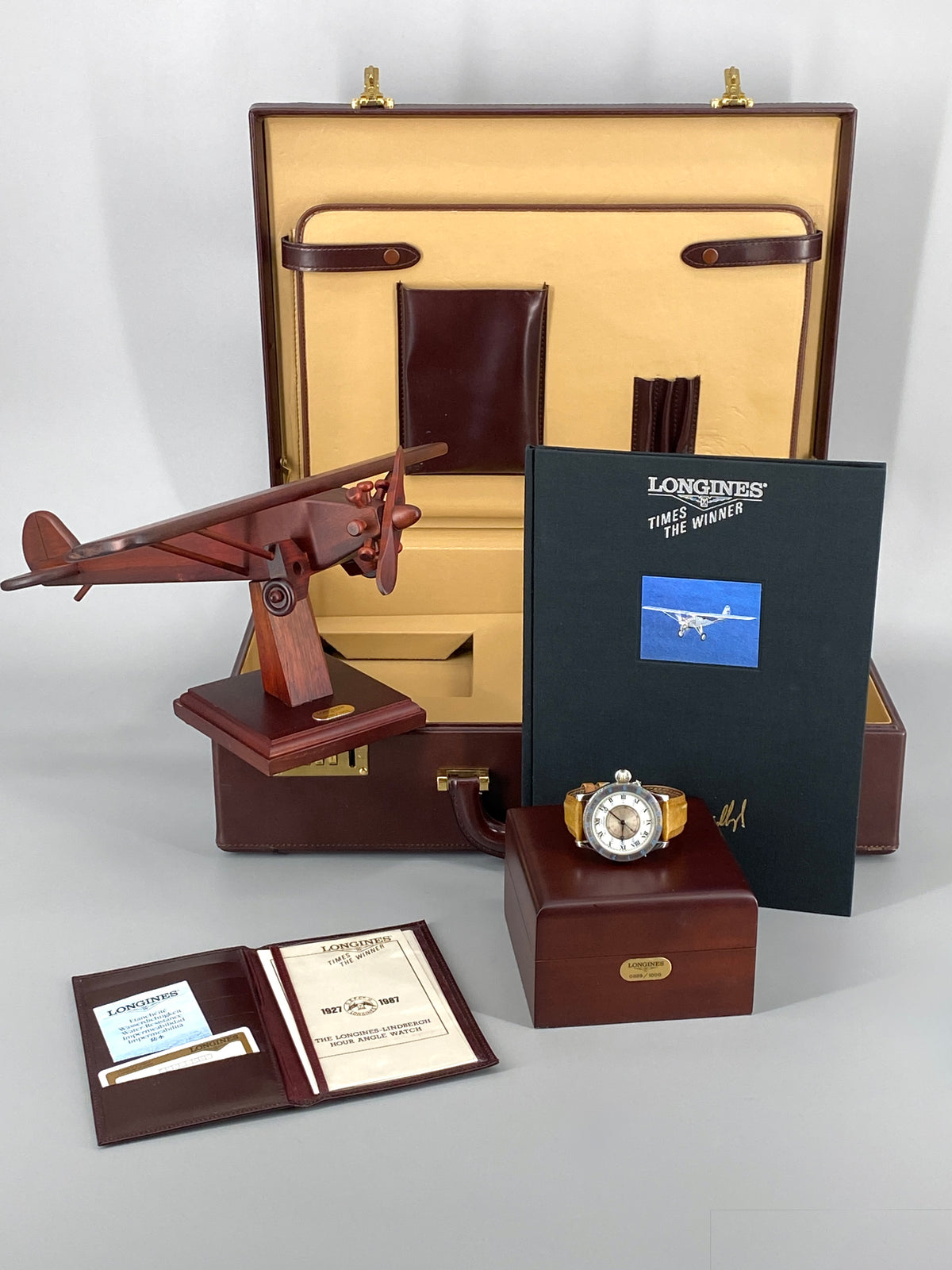 Stundenwinkeluhr von Longines, limitierte Sonderedition der Lindbergh-Kollektion mit einem Koffer, limitierte Flugzeugmodell aus Holz, Uhrenbox aus Holz, Buch von der Edition und ihren Papieren, inkl. Zertifikats