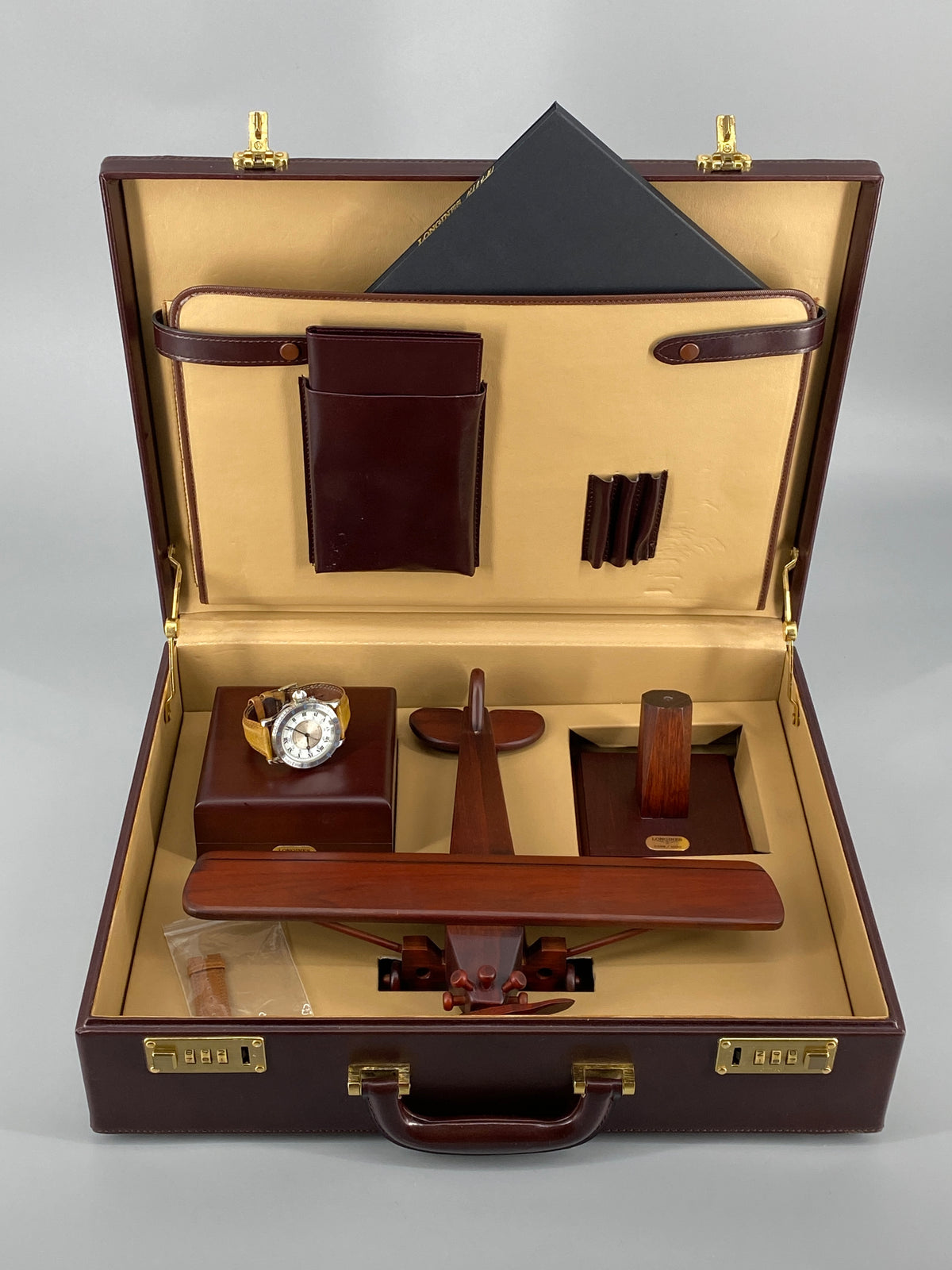 Stundenwinkeluhr von Longines, limitierte Sonderedition der Lindbergh-Kollektion mit einem Koffer, limitierte Flugzeugmodell aus Holz, Uhrenbox aus Holz, Buch von der Edition und ihren Papieren, inkl. Zertifikats