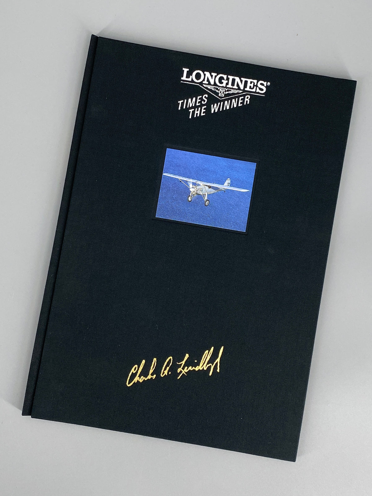 Stundenwinkeluhr von Longines, limitierte Sonderedition der Lindbergh-Kollektion mit einem Koffer, limitierte Flugzeugmodell aus Holz, Uhrenbox aus Holz, Buch von der Edition und ihren Papieren, inkl. Zertifikats