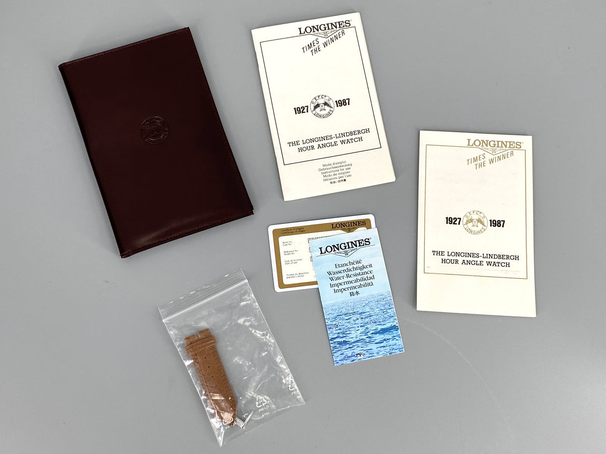 Stundenwinkeluhr von Longines, limitierte Sonderedition der Lindbergh-Kollektion mit einem Koffer, limitierte Flugzeugmodell aus Holz, Uhrenbox aus Holz, Buch von der Edition und ihren Papieren, inkl. Zertifikats