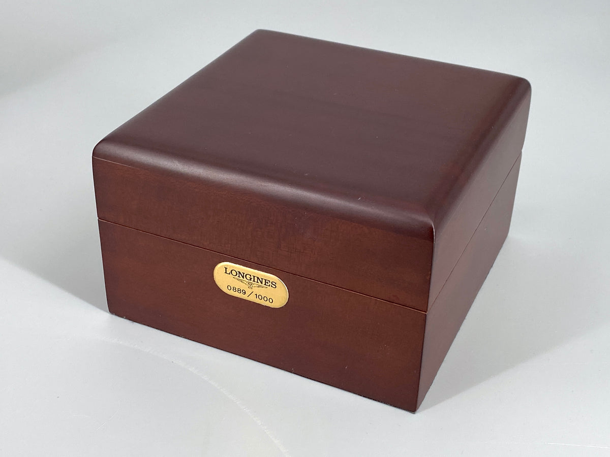 Stundenwinkeluhr von Longines, limitierte Sonderedition der Lindbergh-Kollektion mit einem Koffer, limitierte Flugzeugmodell aus Holz, Uhrenbox aus Holz, Buch von der Edition und ihren Papieren, inkl. Zertifikats