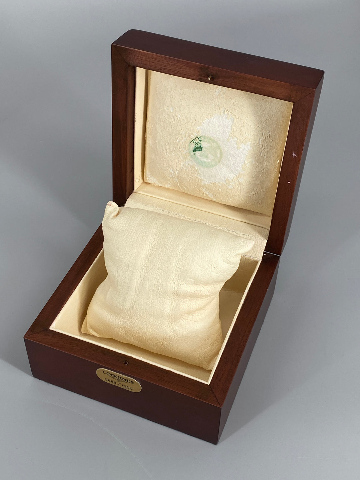 Stundenwinkeluhr von Longines, limitierte Sonderedition der Lindbergh-Kollektion mit einem Koffer, limitierte Flugzeugmodell aus Holz, Uhrenbox aus Holz, Buch von der Edition und ihren Papieren, inkl. Zertifikats