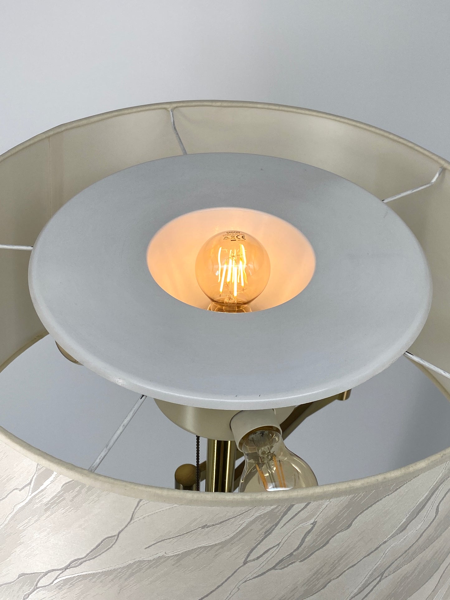 Dimmbare Stehlampe / Leselampe / Schwenkomat in Messingoptik mit Stoffschirm