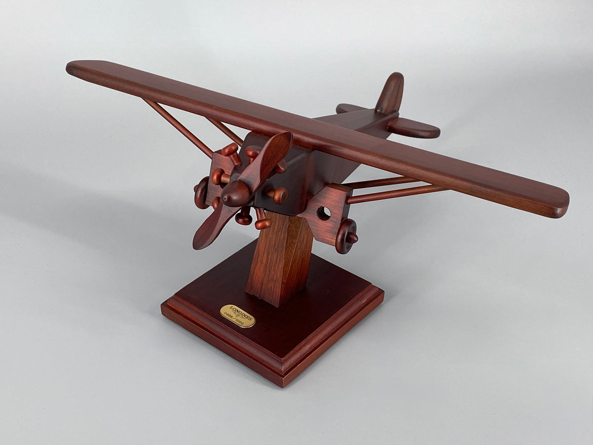 Stundenwinkeluhr von Longines, limitierte Sonderedition der Lindbergh-Kollektion mit einem Koffer, limitierte Flugzeugmodell aus Holz, Uhrenbox aus Holz, Buch von der Edition und ihren Papieren, inkl. Zertifikats