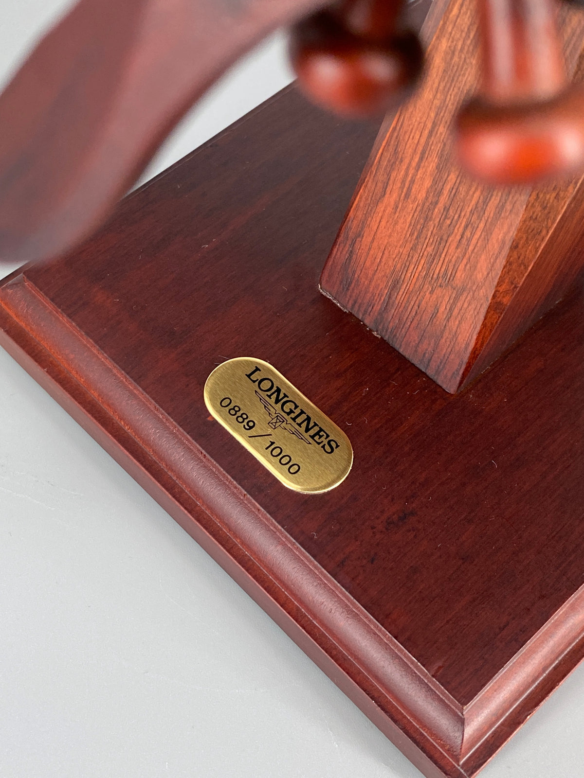 Stundenwinkeluhr von Longines, limitierte Sonderedition der Lindbergh-Kollektion mit einem Koffer, limitierte Flugzeugmodell aus Holz, Uhrenbox aus Holz, Buch von der Edition und ihren Papieren, inkl. Zertifikats