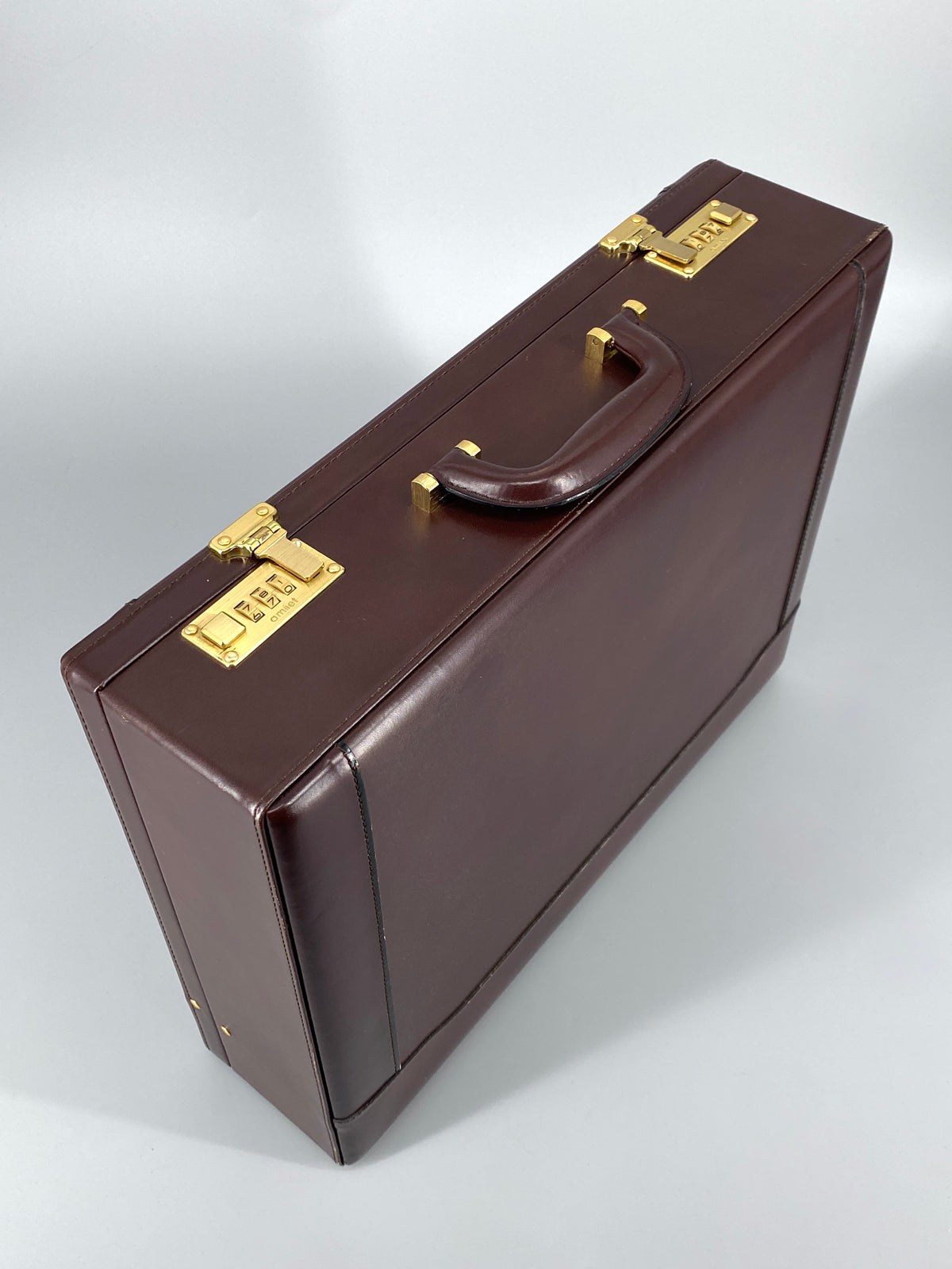 Stundenwinkeluhr von Longines, limitierte Sonderedition der Lindbergh-Kollektion mit einem Koffer, limitierte Flugzeugmodell aus Holz, Uhrenbox aus Holz, Buch von der Edition und ihren Papieren, inkl. Zertifikats